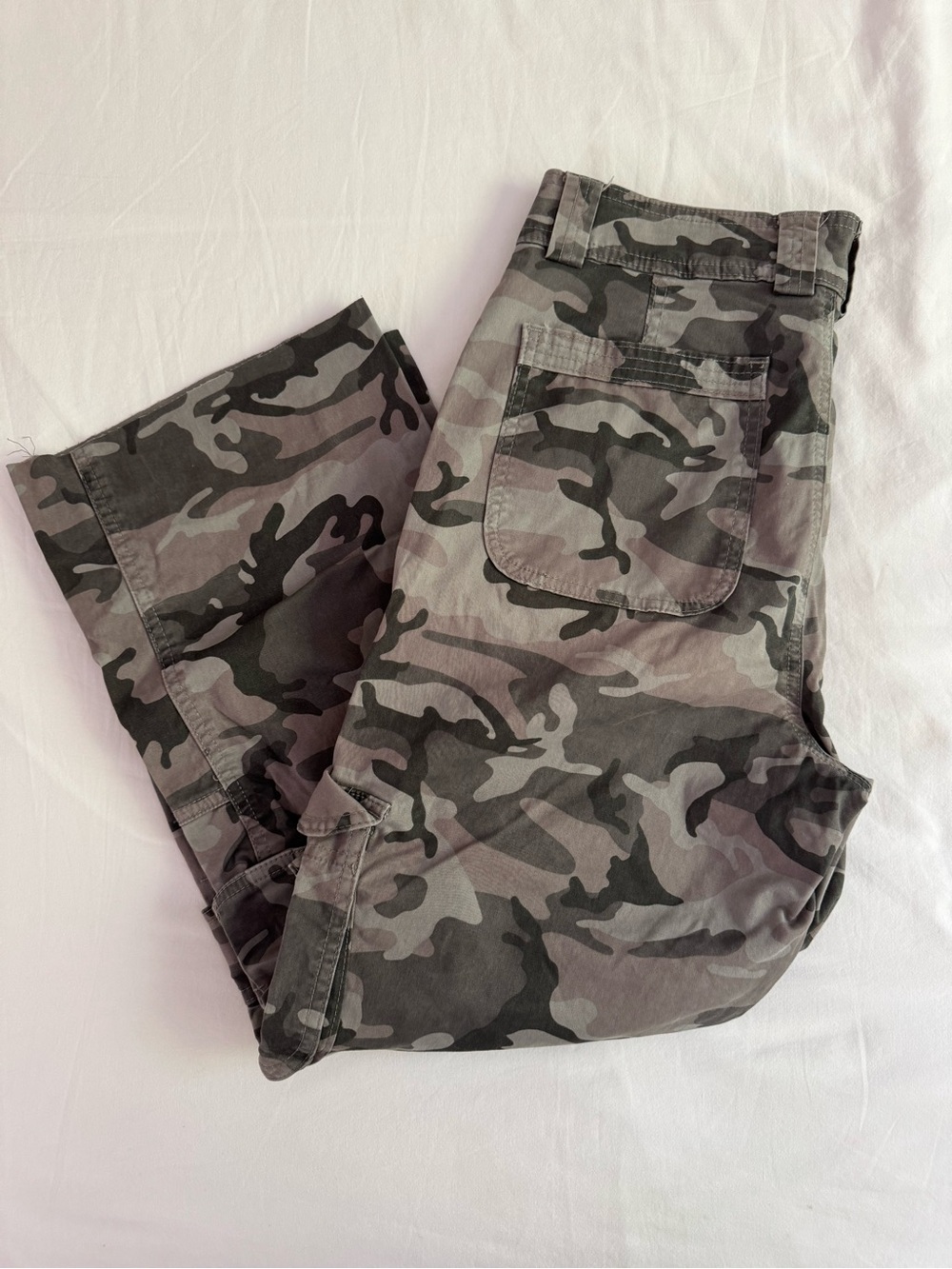 ABERCOMBIE camo capris